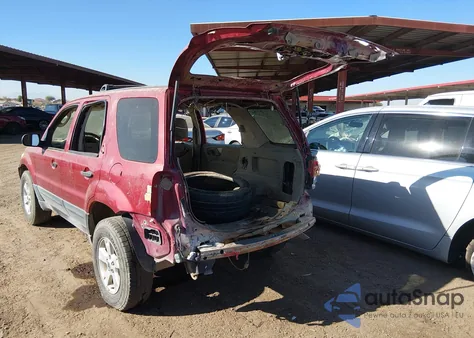 2005 Ford Escape Xlt z USA, uszkodzony, nr VIN 1FMYU03195KA37003
